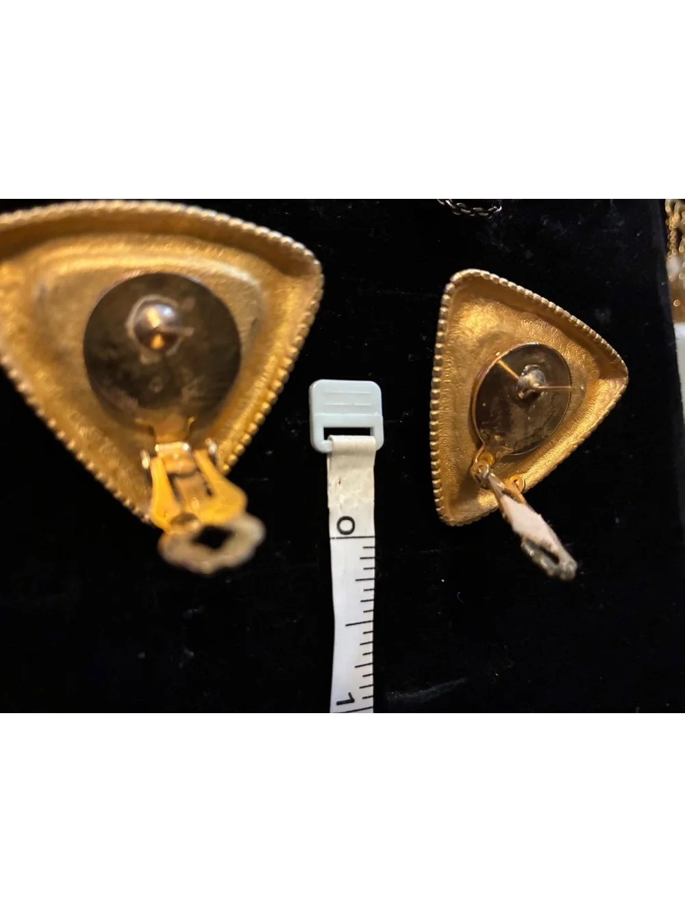 1980s Matte Gold Textured Triangular Shield Earrings Large Mabe Faux Pearl Studs